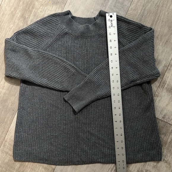 Banana Republic crew neck knit sweater - Picture 5 of 7